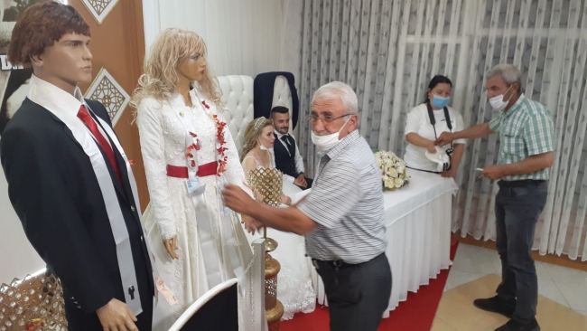 Takılar gelin ve damat yerine cansız mankenlere takıldı