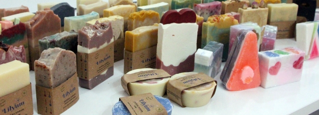 Evinde ürettiği 80 çeşit sabunu dünyaya pazarlıyor