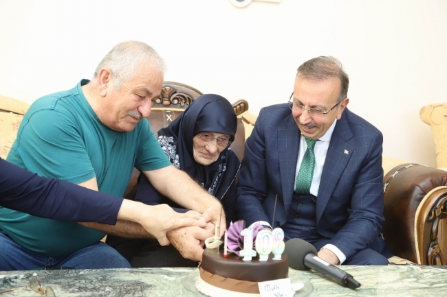 108 yaşındaki Aişe nine doğum gününü ilk kez kutladı