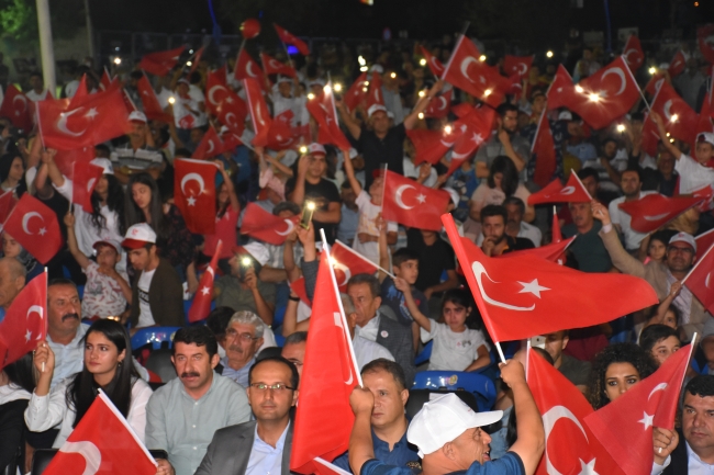 Milyonlar şehitler için meydanlara indi