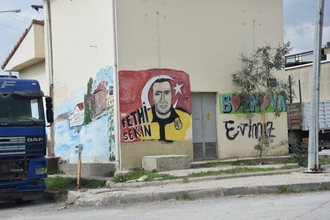 Kendisini köpeklerden kurtaran şehit polisin resmini yaptı