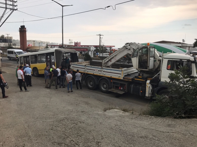 Belediye otobüsü refüje çarparak ikiye ayrıldı: 4 yaralı