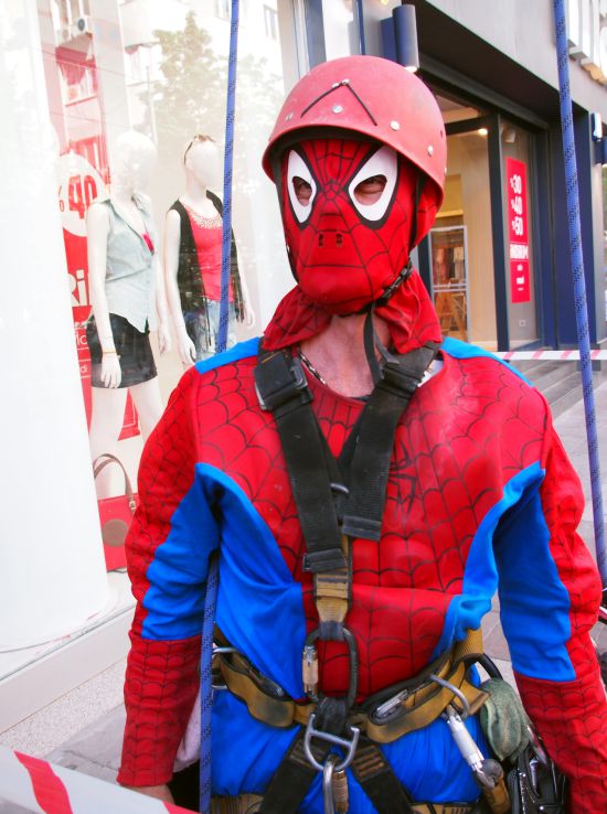 "Örümcek Adam" kostümüyle camları temizliyor