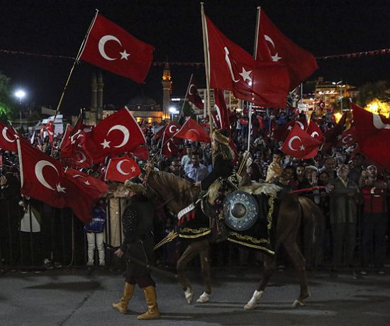 Meydanlarda 'demokrasi nöbeti' devam ediyor