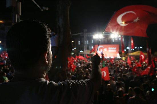 Meydanlarda 'demokrasi nöbeti' devam ediyor