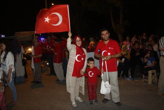 "Karnı burnunda" demokrasi nöbetini aksatmıyor