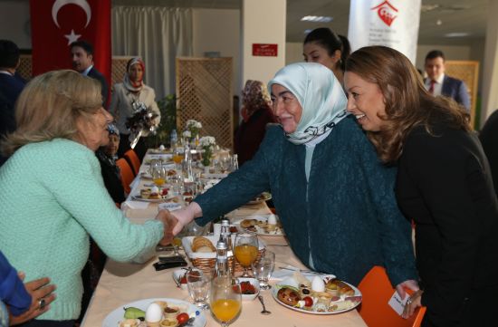 Başbakan Yıldırım, huzurevinde kalan yaşlıları ziyaret etti