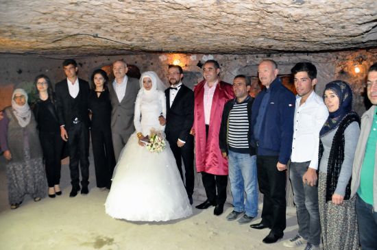 Nikahları yerin 120 metre altında kıyıldı