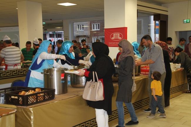 Almanya'da toplu iftar verilen camilere büyük ilgi