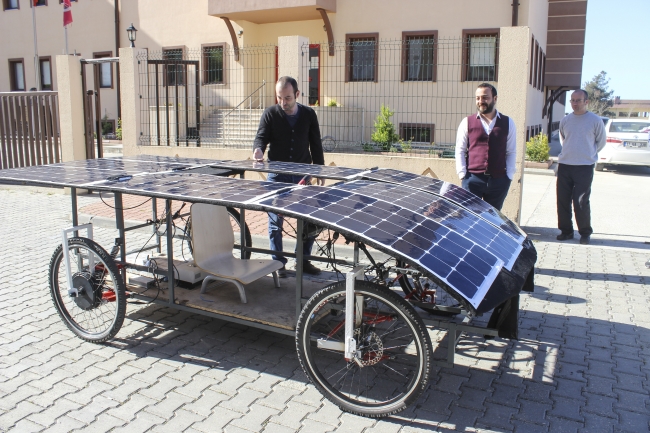 Güneş enerjisiyle çalışan yerli otomobil yaptılar