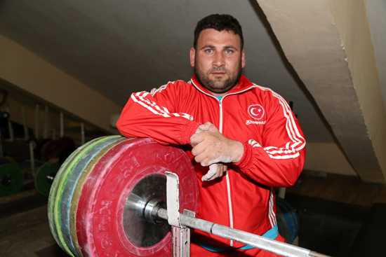 Bedensel engelli haltercinin gözü dünya şampiyonluğunda