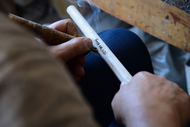 249 şehidin ismini bastona işledi