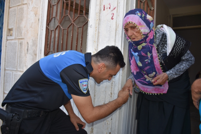 Çöpte bulduğu Türk bayrağını evine asan nineye polislerden ziyaret