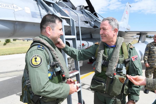Genelkurmay Başkanı Akar, F-16 ile uçtu