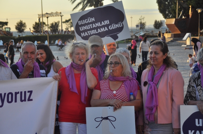 İzmir Saat Kulesi mor ışıkla aydınlatıldı