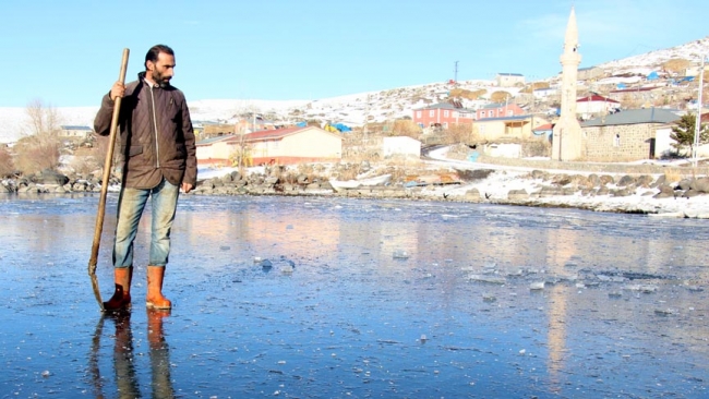 Buzla kaplanan Çıldır Gölü büyülüyor