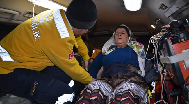 Yolu kar ve tipiden kapanan köydeki hasta kurtarıldı