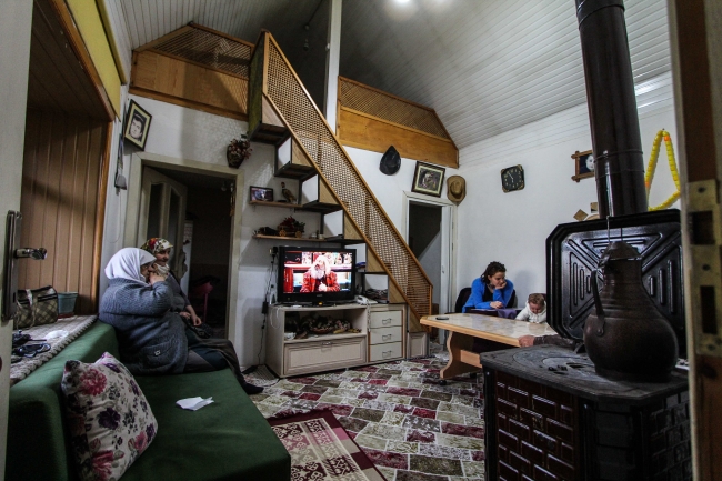 Isınmak için apartmandan çıkıp samandan ev yaptılar