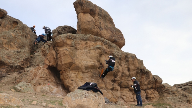 Dağcılar tecrübelerini AFAD görevlilerine aktarıyor