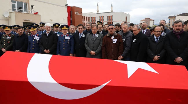 İzmir'de eğitim uçuşunda şehit olan pilotlar toprağa verildi