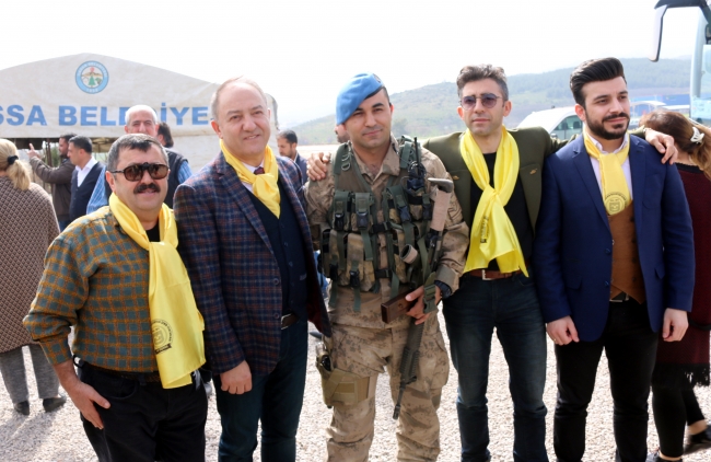 Tiyatrocular Mehmetçiğe destek için Suriye sınırında