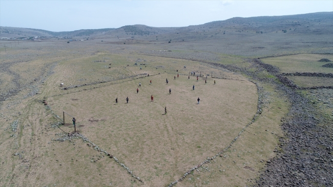 Futbol maçına eşek sırtında gidiyorlar