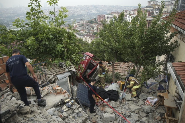 Kontrolden çıkan kamyon evin çatısına düştü