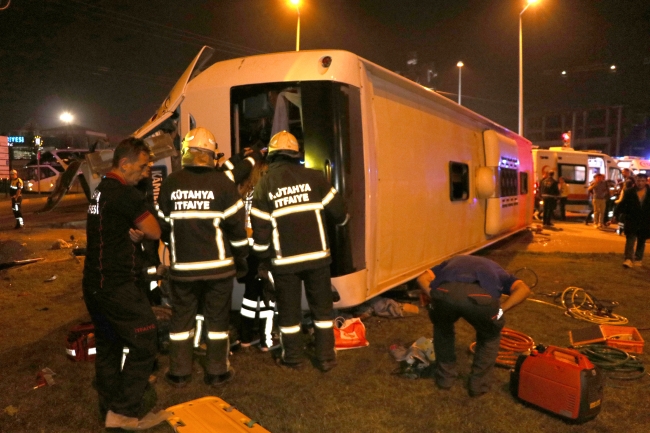 Tırla çarpışan yolcu otobüsü devrildi: 1 ölü, 13 yaralı
