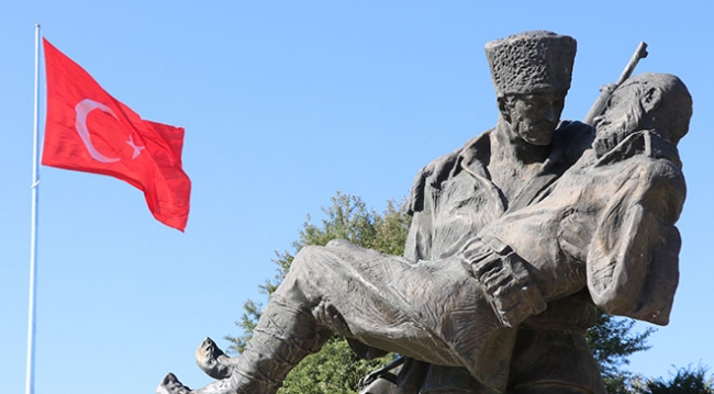 Dumlupınar Şehitliği'ne ziyaretçi akını