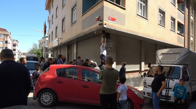 Oğul veren binlerce arıyı çıplak elle topladı