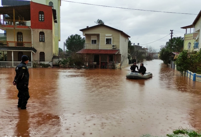 İzmir'de şiddetli yağış birçok ilçede sel ve su baskınlarına neden oldu. Fotoğraf: AA