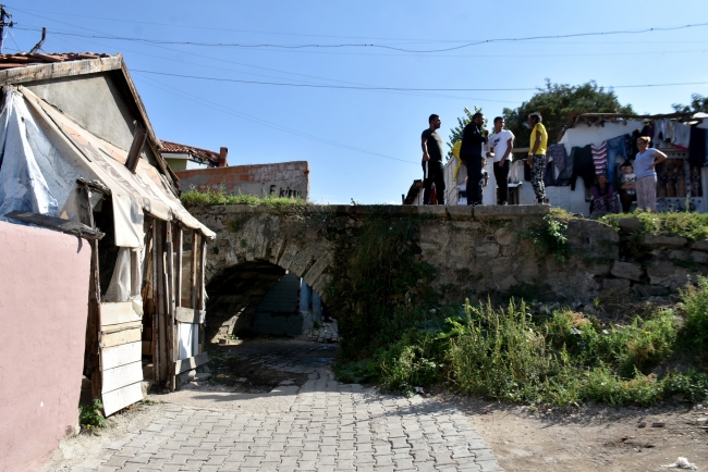 Tarihi taş köprü evler arasında kayboluyor