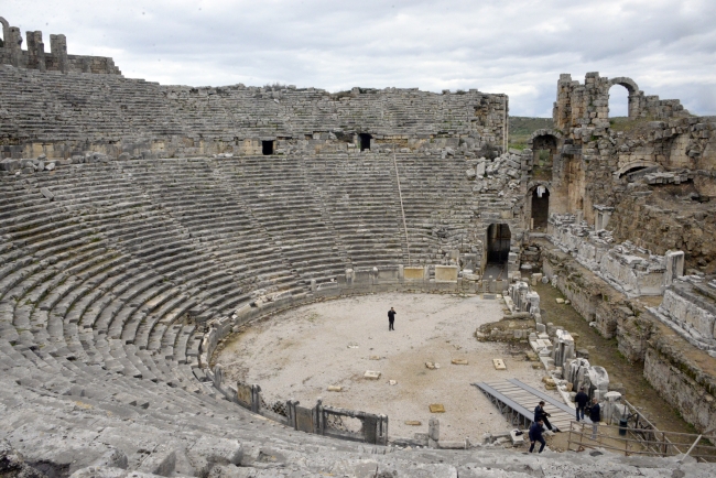 2 bin yıllık Perge Tiyatrosu restore edilecek