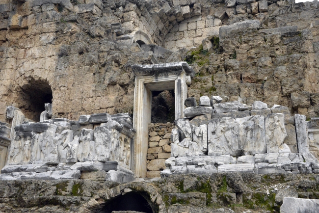 2 bin yıllık Perge Tiyatrosu restore edilecek