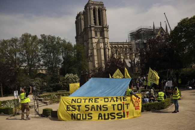 Notre Dame dışındaki evsizlerin isyanı: Bizim de çatıya ihtiyacımız var
