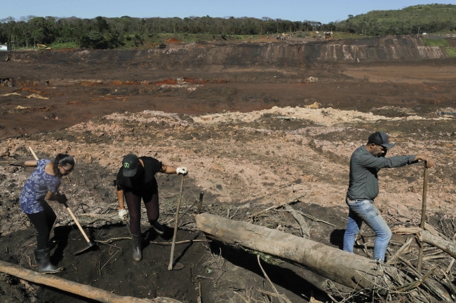 Brezilya'da aileler sevdiklerini bulabilmek için toprağı kazıyor