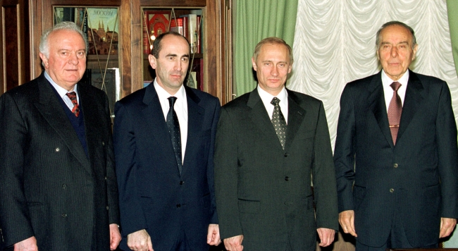 Rus lider Vladimir Putin, eski Azerbaycan Cumhurbaşkanı Haydar Aliyev ve eski Ermenistan Devlet Başkanı Robert Koçaryan ile... Fotoğraf: Reuters / Arşiv