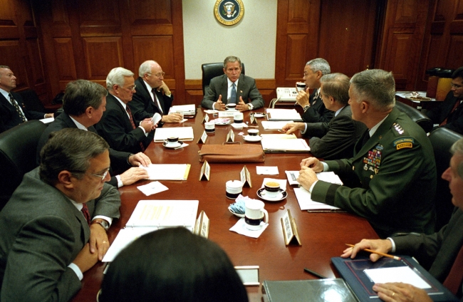 ABD Başkanı George W. Bush (ortada), Ulusal Güvenlik Ekibi ile Beyaz Saray'da | 20 Eylül 2001