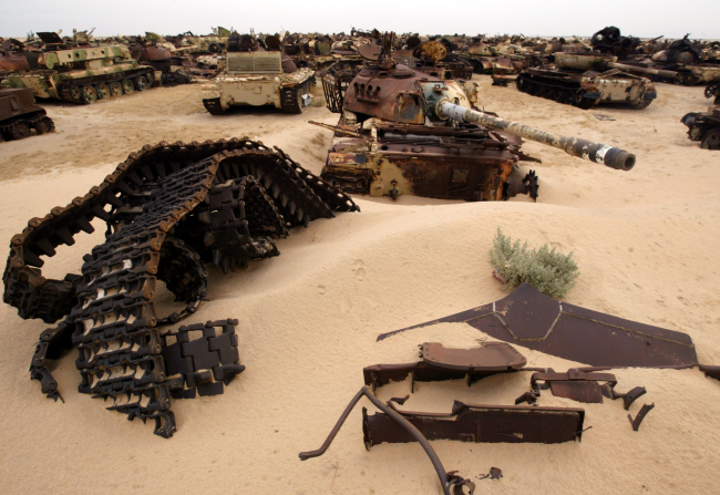 Koalisyon güçleri tarafından çöllerde imha edilen Irak ordusuna ait tanklar. Fotoğraf: Reuters