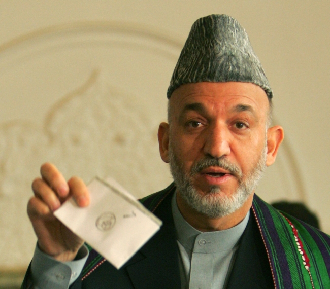 Hamid Karzai, cumhurbaşkanlığı seçimlerinde oy kullanırken. 9 Ekim 2004  | Fotoğraf: Reuters