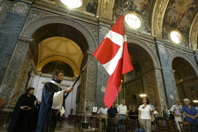 Malta Şövalyeleri, 9 Şubat 2013'te Vatikan'daki Aziz Petrus Bazilikası'nda.. Fotoğraf: Reuters