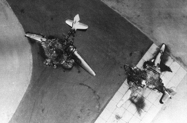 İsrail, savaşın ilk dakikalarında Mısır uçaklarını pistlerinde imha etti. 1967. Fotoğraf: Reuters