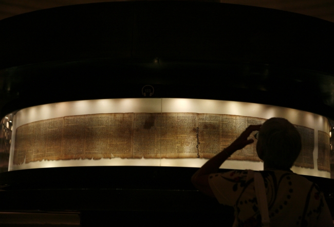Daha önceki arkeolojik çalışmalarda bulunan Ölü Deniz Yazmaları, İsrail Müzesi'nde sergileniyor. | Fotoğraf: Reuters
