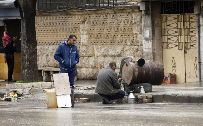 Halep'te sokakta yakıt ticareti. Fotoğraf: Reuters