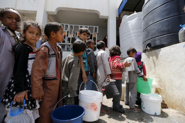 Yemen'in başkenti Sana'da su kuyruğuna girmiş çocuklar. Fotoğraf: Reuters