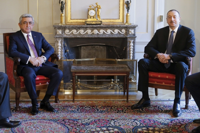 Azerbaycan Devlet Başkanı İlham Aliyev ile eski Ermenistan Devlet Başkanı Serj Sarkisyan.. Fotoğraf: Reuters