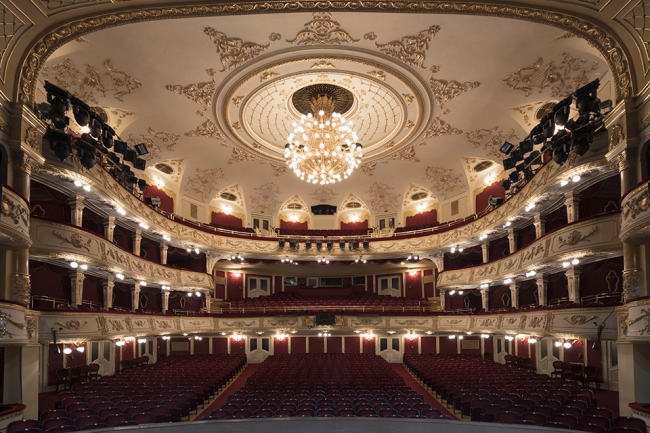 Zslot Hlinka, çektiği simetrik fotoğraflarla büyülüyor