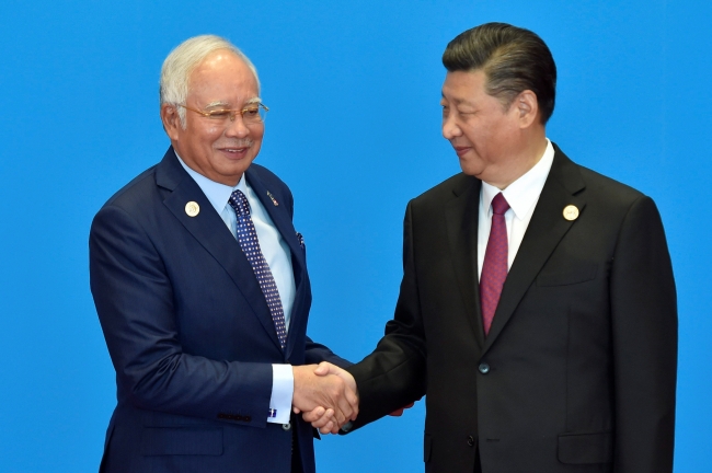 Eski Malezya Başbakanı Necip Razak ve Çin Devlet Başkanı Şi Cinping, 2017 yılında Bir Yol ve Bir Kemer Forumu kapsamında bir araya gelmişti. Fotoğraf: Reuters