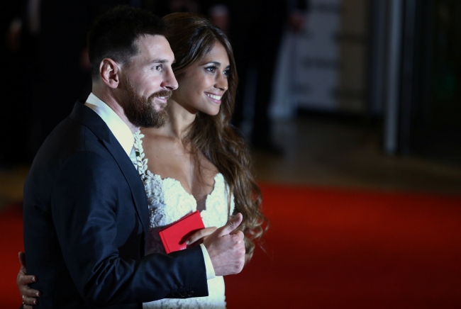 Barcelona'nın yıldızı Messi evlendi