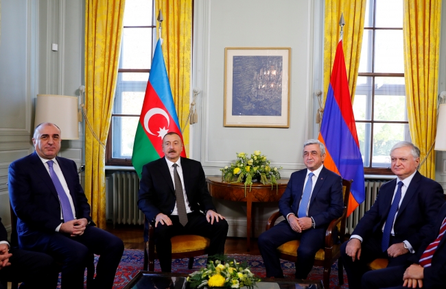 Azerbaycan Devlet Başkanı İlham Aliyev ile eski Ermenistan Devlet Başkanı Serj Sarkisyan. Fotoğraf: Reuters / Arşiv